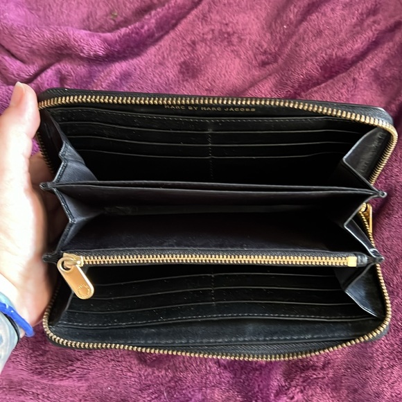 Marc by Marc Jacobs black leather zippered wallet - Picture 3 of 11